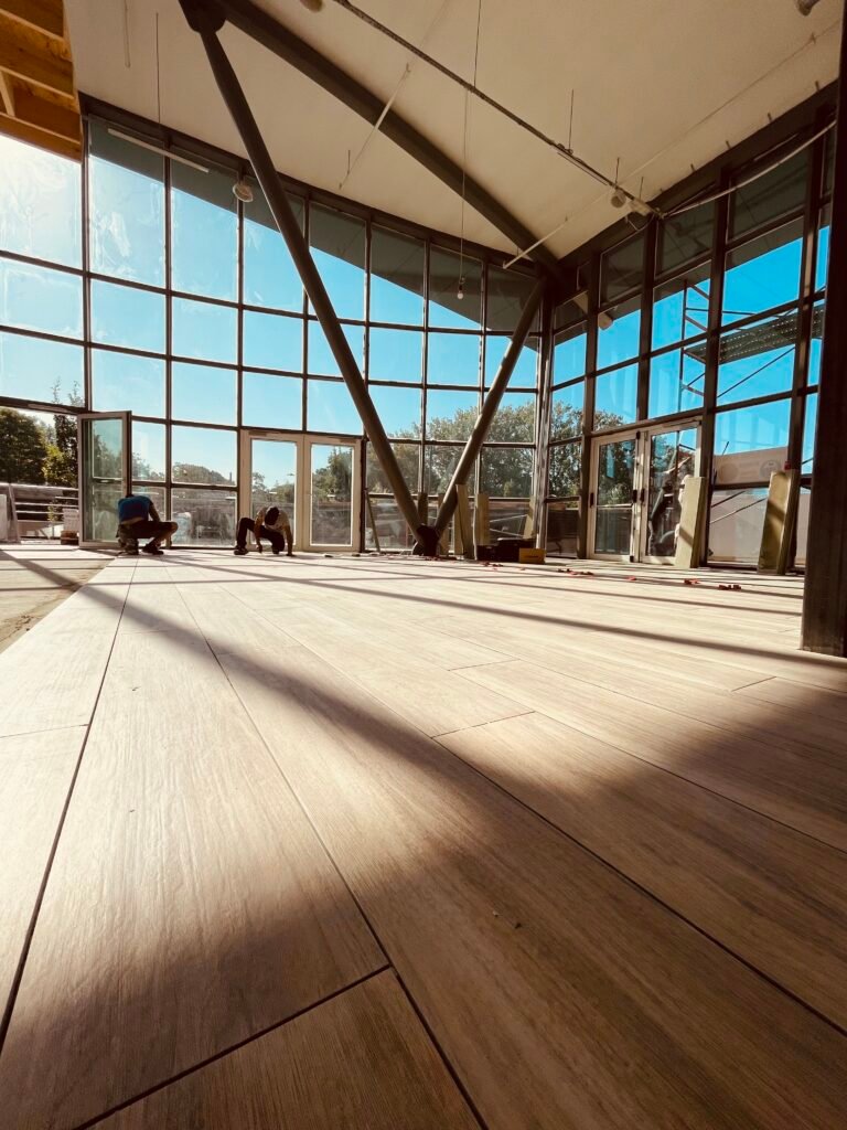 Espace commercial vitré avec charpente métallique après rénovation