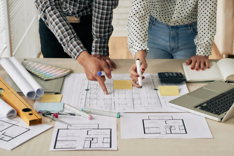 Conception de plans d'architecture sur une table de travail