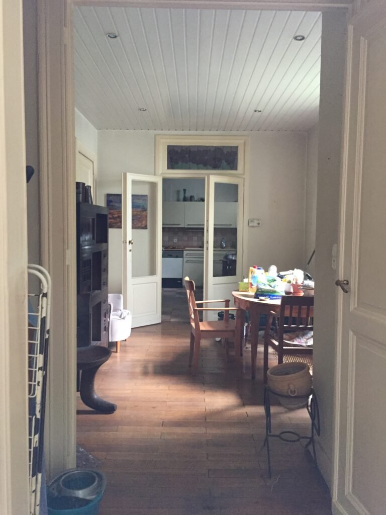 Avant travaux : pièces en enfilade séparées par des portes vitrées, maison de la rue des Minimes à Bruxelles